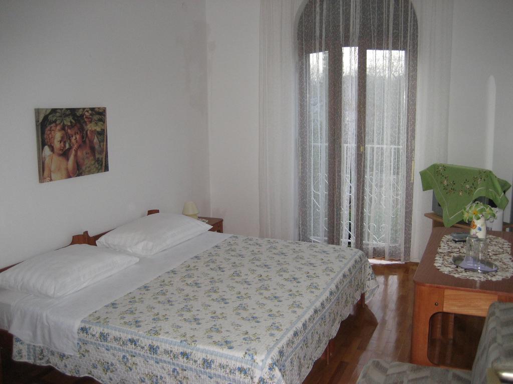 Vila Jadranka Apartments And Rooms Omišalj Kültér fotó