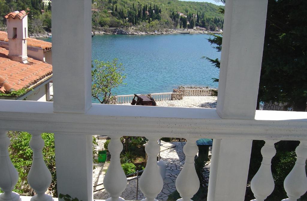Vila Jadranka Apartments And Rooms Omišalj Kültér fotó